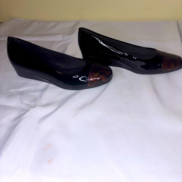 New Easy Spirit Gracey Black Patent Tortoise Tip Wedge Heel Dress Shoe Sz 8M - Picture 1 of 6